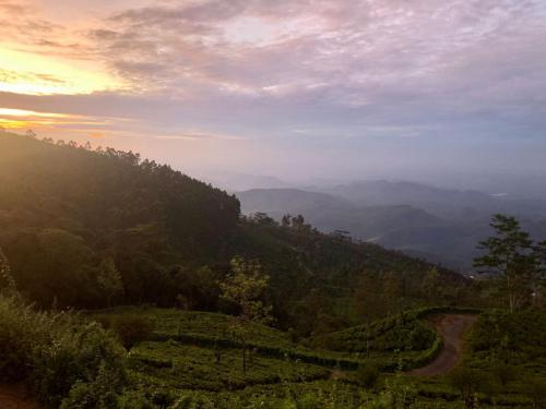 sri-lanka-mountains-sunrise